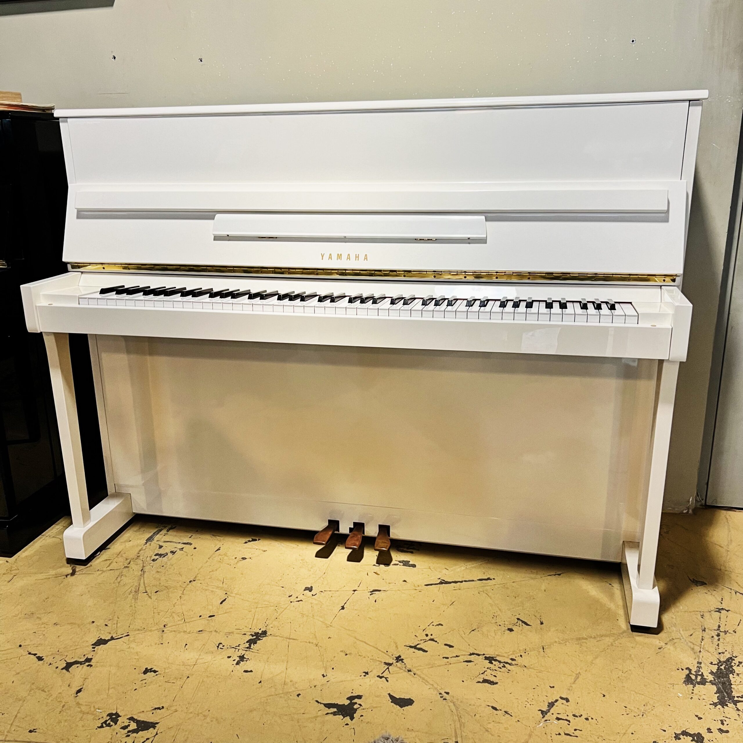 Piano Yamaha modele LU201C finition Blanc brillant d'occasion chez bonnaventure Piano à Caen