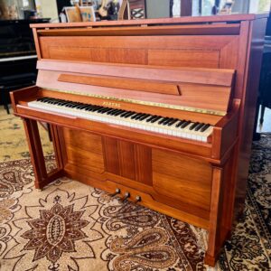 Piano d'occasion Pleyel modele P124 finition merisier satiné a vendre chez bonnaventure Piano Caen