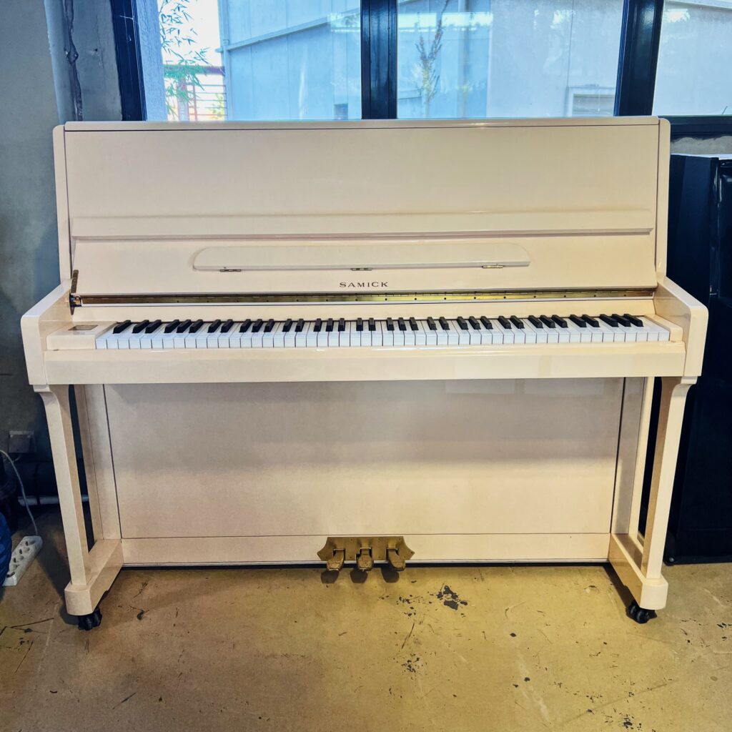 Piano droit d'occasion samick modele Js-118 à vendre chez Bonnaventure à Caen