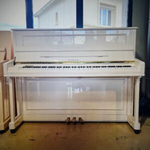 Piano droit d'occasion Samick modele JS-118 finition blanc en vente chez bonnaventure à Caen, Calvados, Normandie.