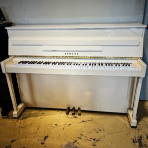 Piano droit d'occasion Yamaha modele E110N finition Ivoire brillant en vente chez Bonnaventure à Caen, Calvados, Normandie