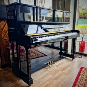 Piano droit d'occasion Yamaha modele UX10BL en vente chez Bonnaventure Piano à Caen, Calvados, Normandie.