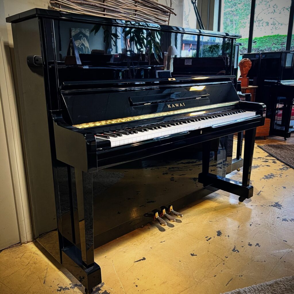 Piano droit Kawai d'occasion, modele BS-20 en vente chez bonnaventure à Caen, Calvados, Normandie