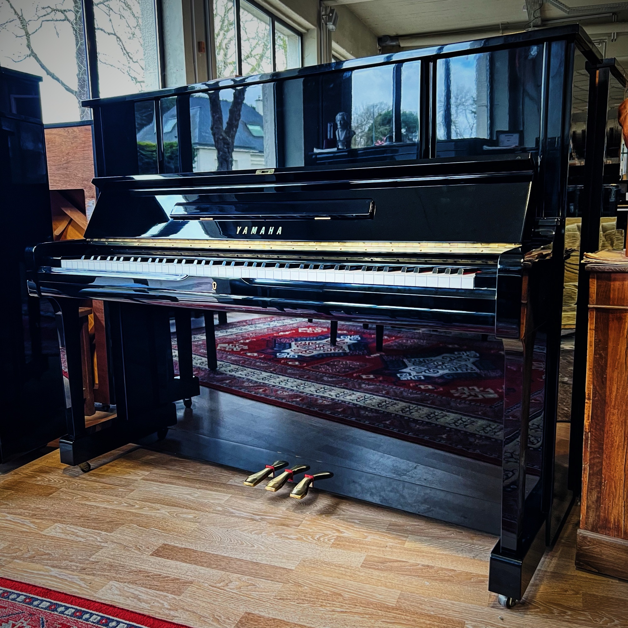 Piano Yamaha d'occasion modele UX1 chez Bonnaventure à Caen, Normandie.