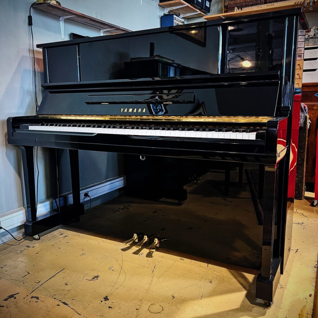 Piano droit d'occasion Yamaha Modele UX10BL en vente, vue de face