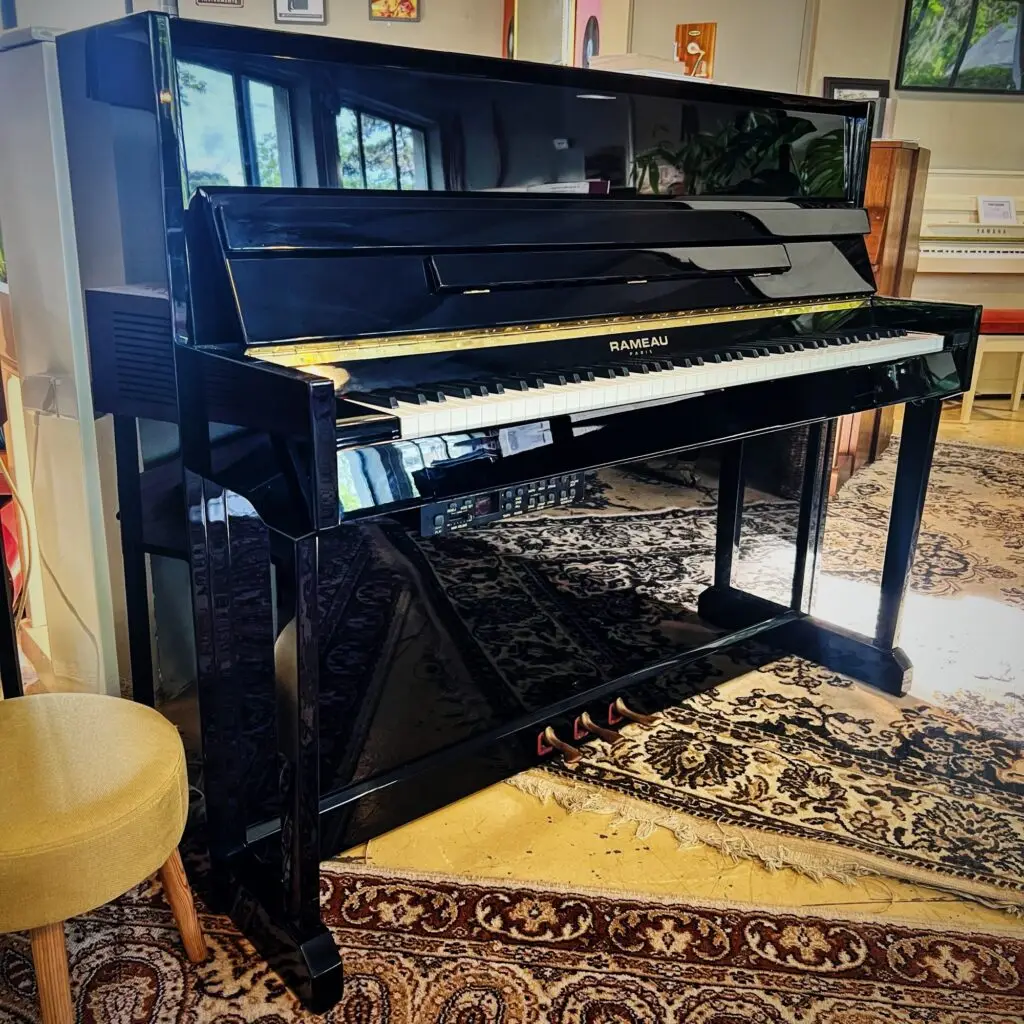 Piano droit d'occasion Rameau modele Deauville en vente chez Bonnaventure Piano