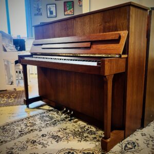 Piano Yamaha occasion modele E116N piano droit noyer satiné en vente chez Bonnaventure, dans le Calvados