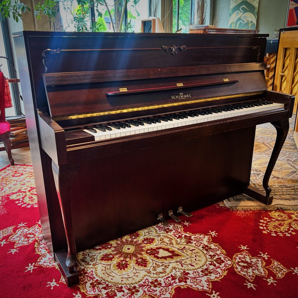 Piano droit Schimmel 112 noyer satiné d’occasion – Bonnaventure Piano Caen
