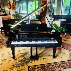 Piano à queue Samick SG-161 noir brillant dans showroom de pianos à Caen