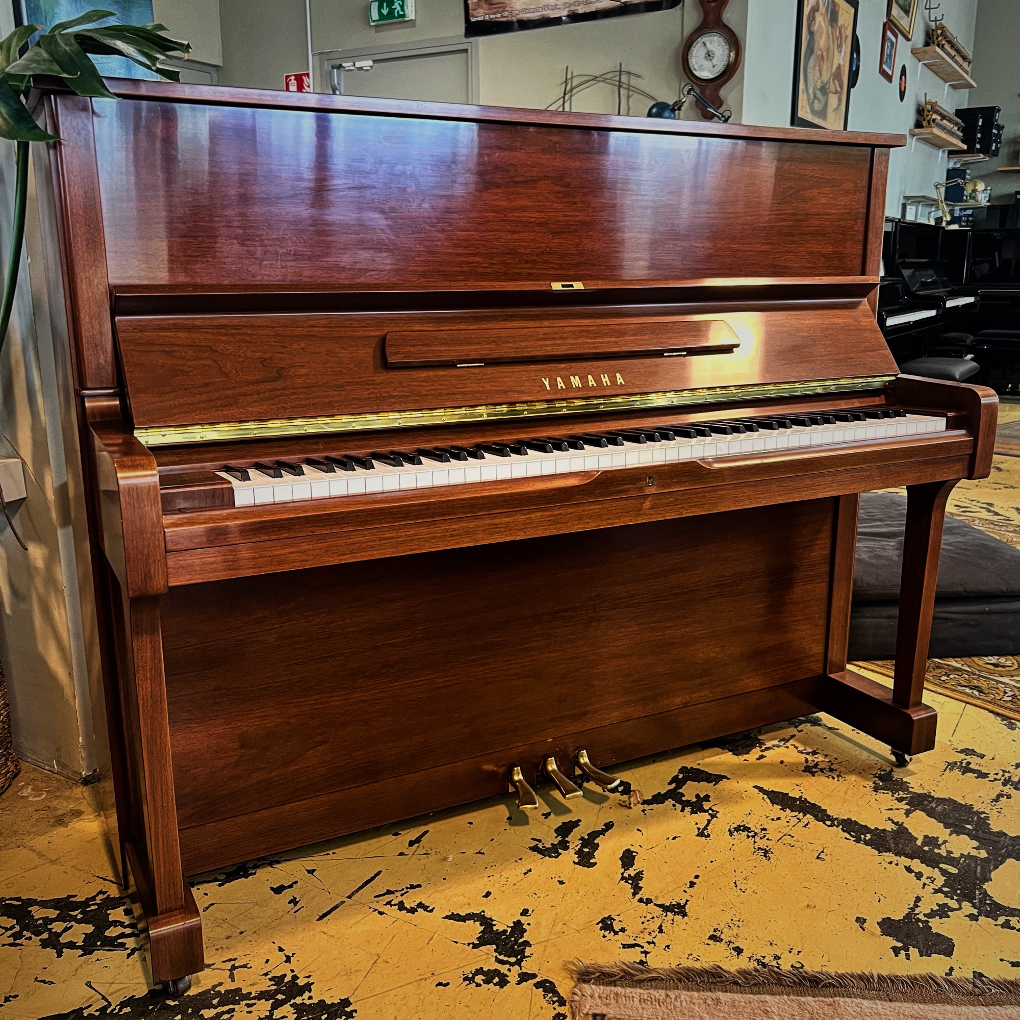Piano droit Yamaha U1 finition noyer, modèle 1996, restauré avec basses Hellerbass