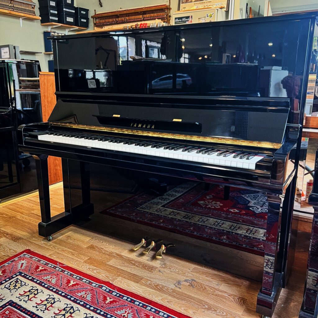 Piano Yamaha U30BL noir brillant 1989, occasion comme neuf, modèle équivalent U3