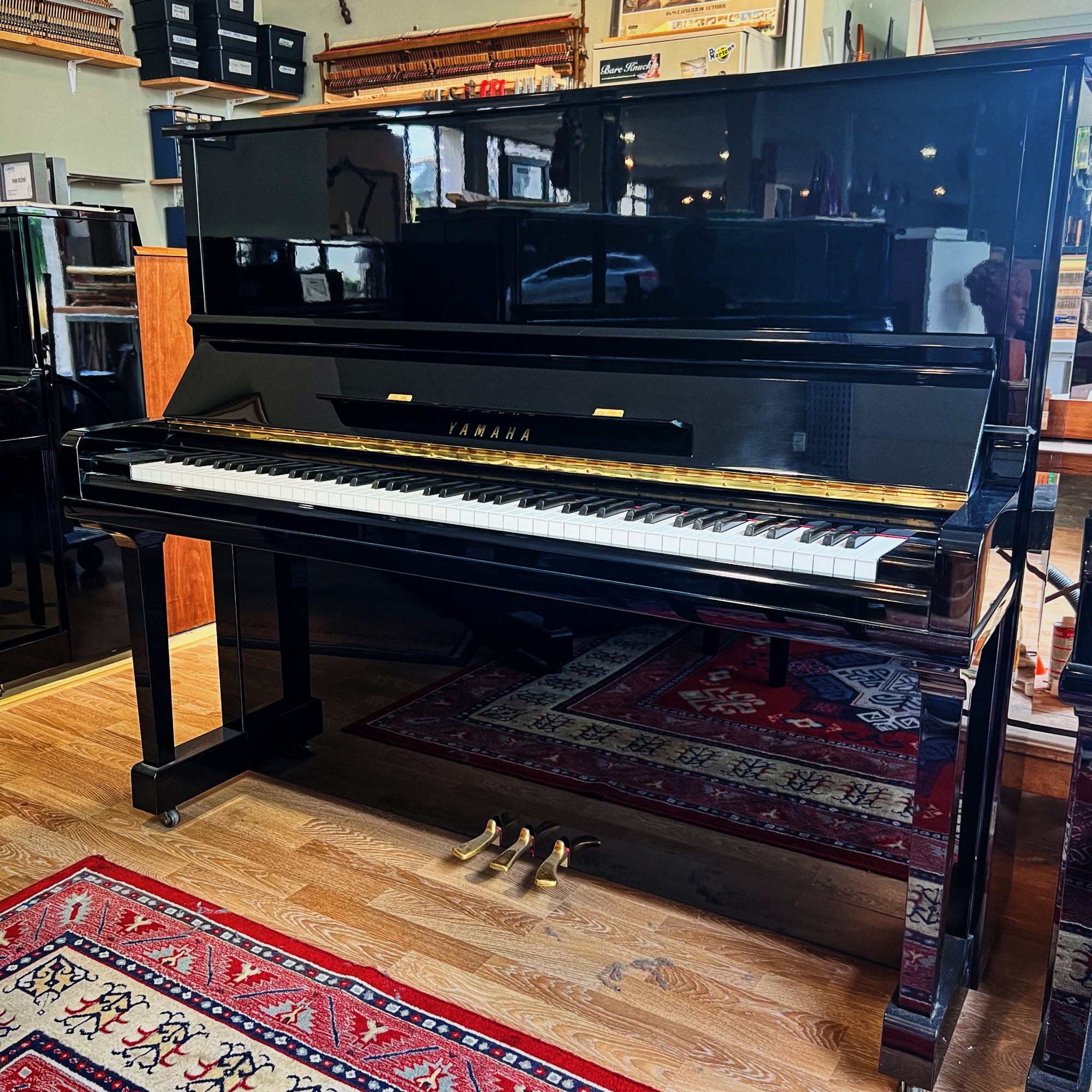 Piano Yamaha U30BL noir brillant 1989, occasion comme neuf, modèle équivalent U3