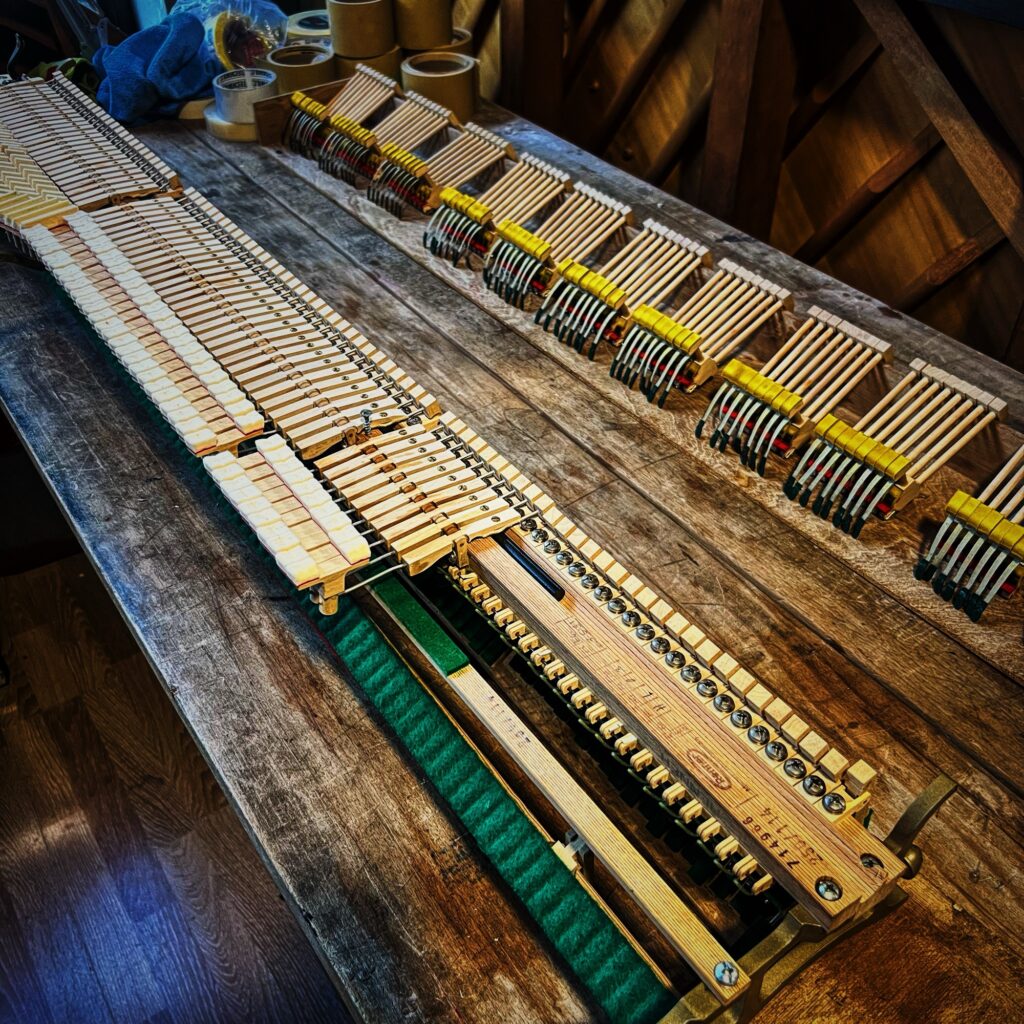 Mécanique de piano acoustique démontée – toucher réel et précision artisanale pour apprentissage du piano