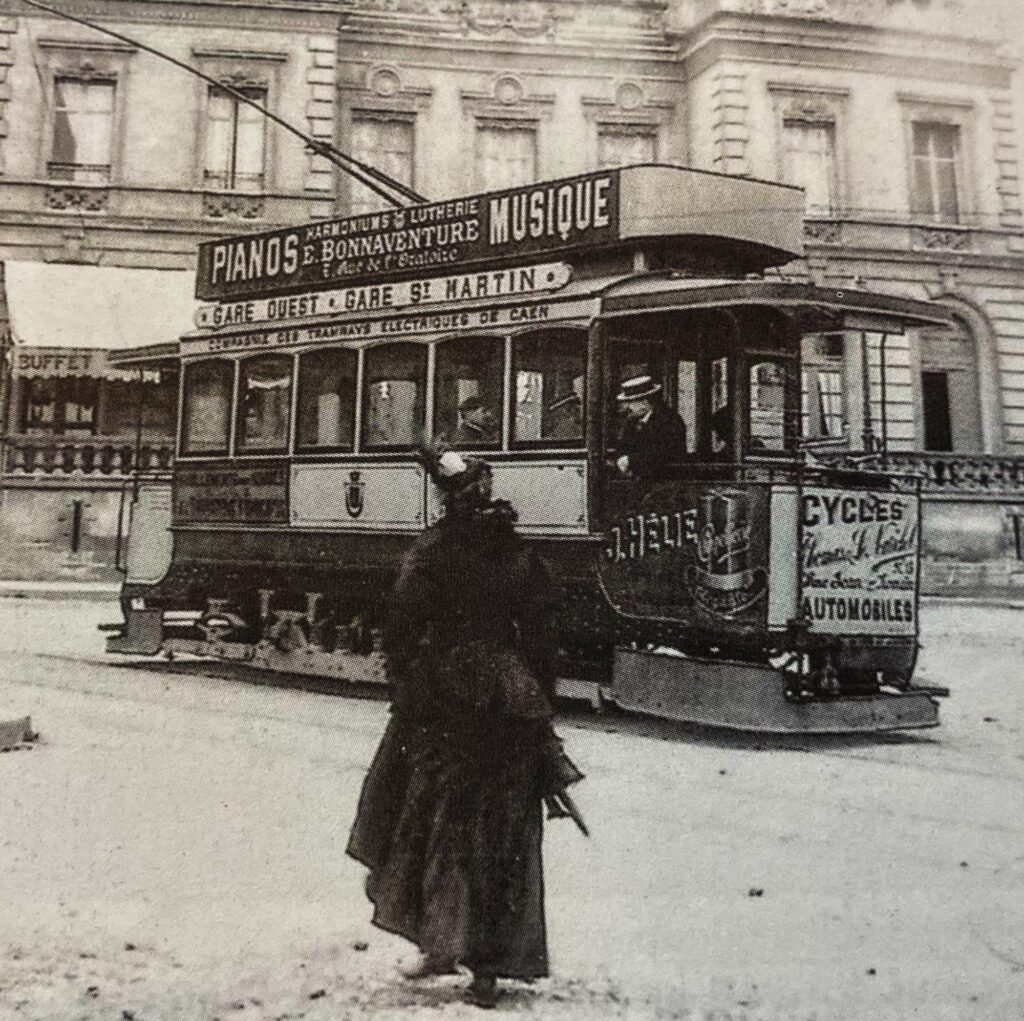 Tramway de Caen avec une publicité pour les pianos Bonnaventure, le plus vieux magasin de musique de Caen, fondé en 1847