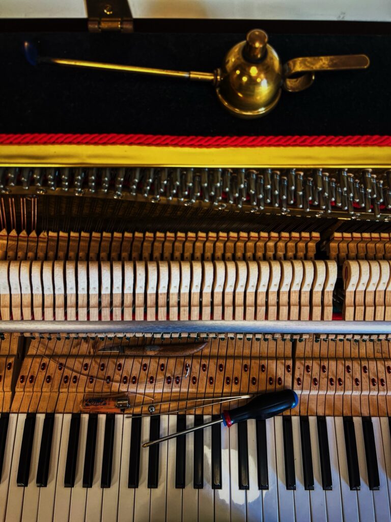 Mécanique de piano acoustique en cours d’entretien – outils de réglages pour maintenir un toucher précis et une sonorité juste