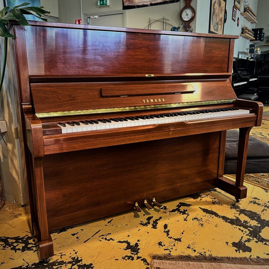 Piano Yamaha U1 finition noyer d’occasion, révisé en atelier