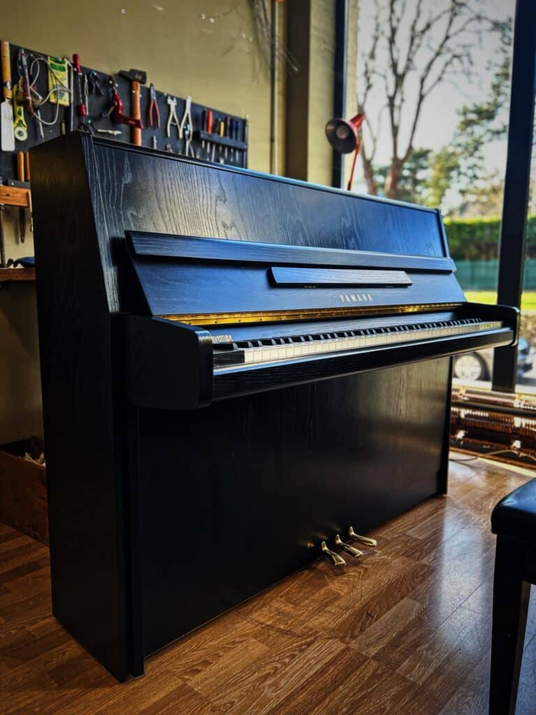 Piano Yamaha P116 noir mat, d’occasion, fabrication Angleterre, visible en showroom Bonnaventure