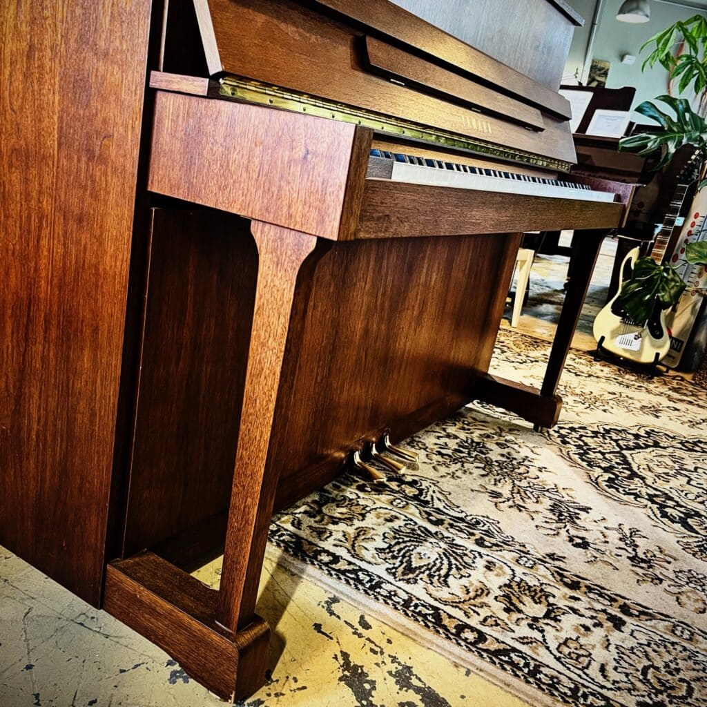 Piano Yamaha P116 noyer satiné d’occasion, fabrication Royaume-Uni, showroom Bonnaventure