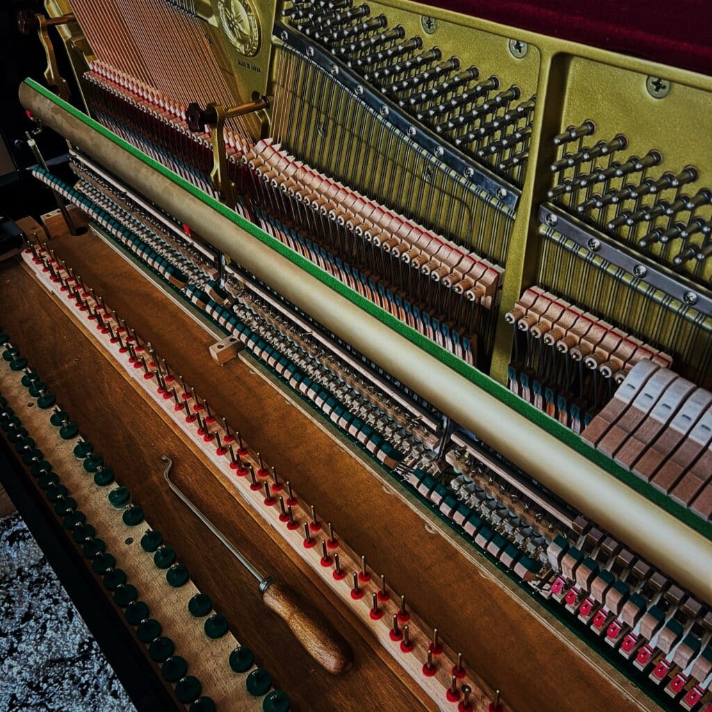 Mécanique et cadre d’un piano Yamaha ouvert avec outils de réglage