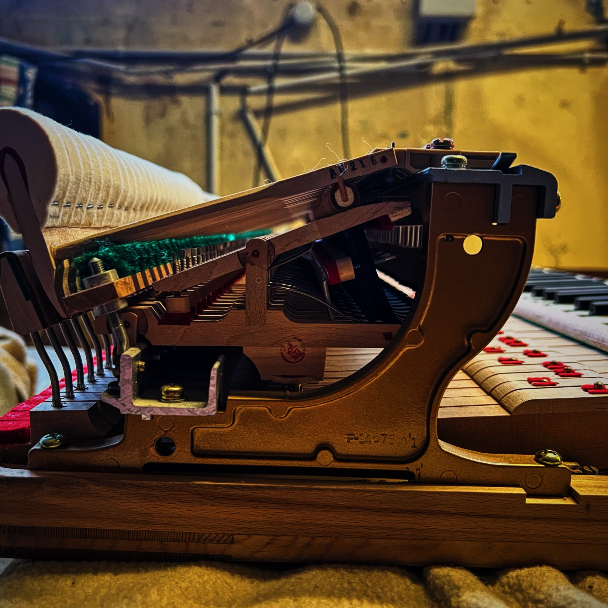 Détail de la mécanique d’un piano Yamaha d’occasion pendant un réglage complet dans l’atelier Bonnaventure à Caen