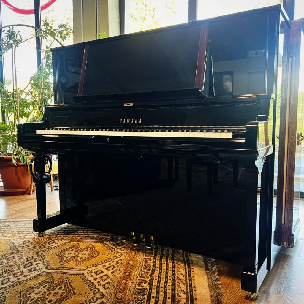 Piano droit Yamaha YUS5 TA2 TransAcoustic 2020 noir brillant – Occasion – Showroom Bonnaventure Piano à Caen