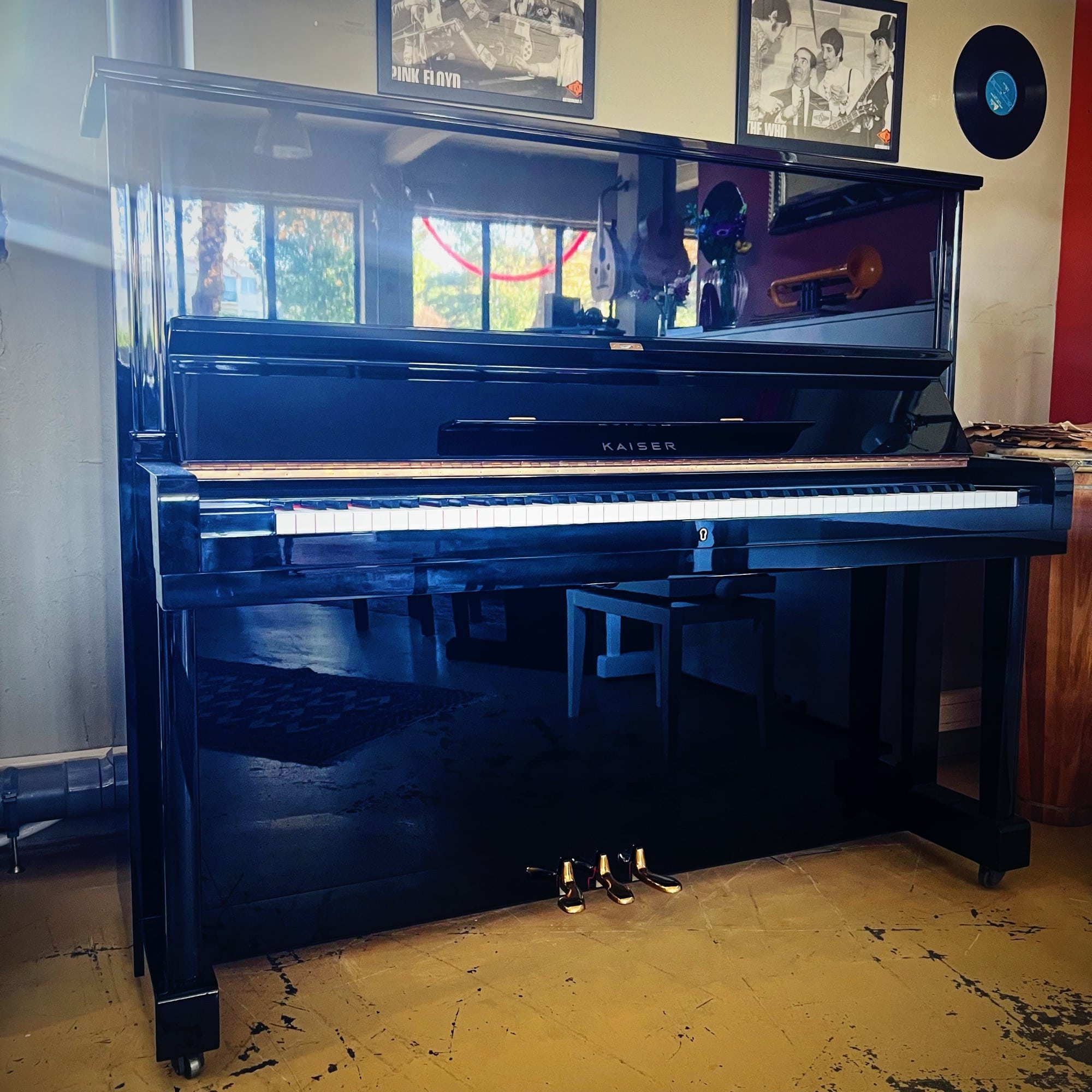 Piano Kaiser 35 d’occasion noir brillant 131 cm fabriqué au Japon par Yamaha, exposé dans le showroom Bonnaventure Piano à Caen.