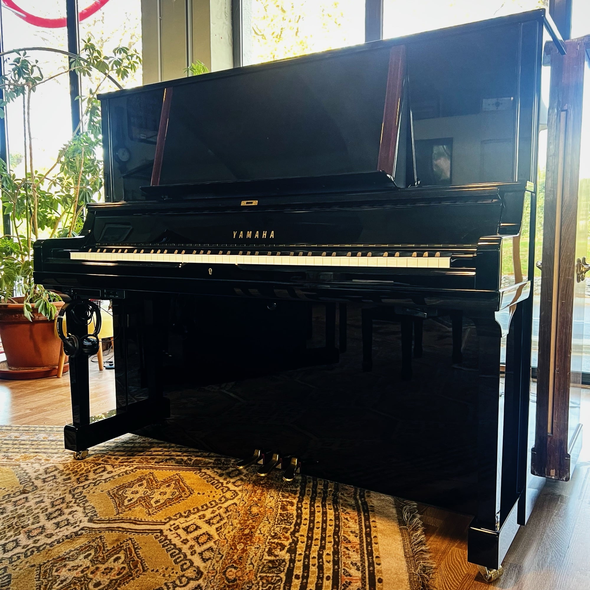 Piano droit Yamaha YUS5 TA2 TransAcoustic 2020 noir brillant – Occasion – Showroom Bonnaventure Piano à Caen