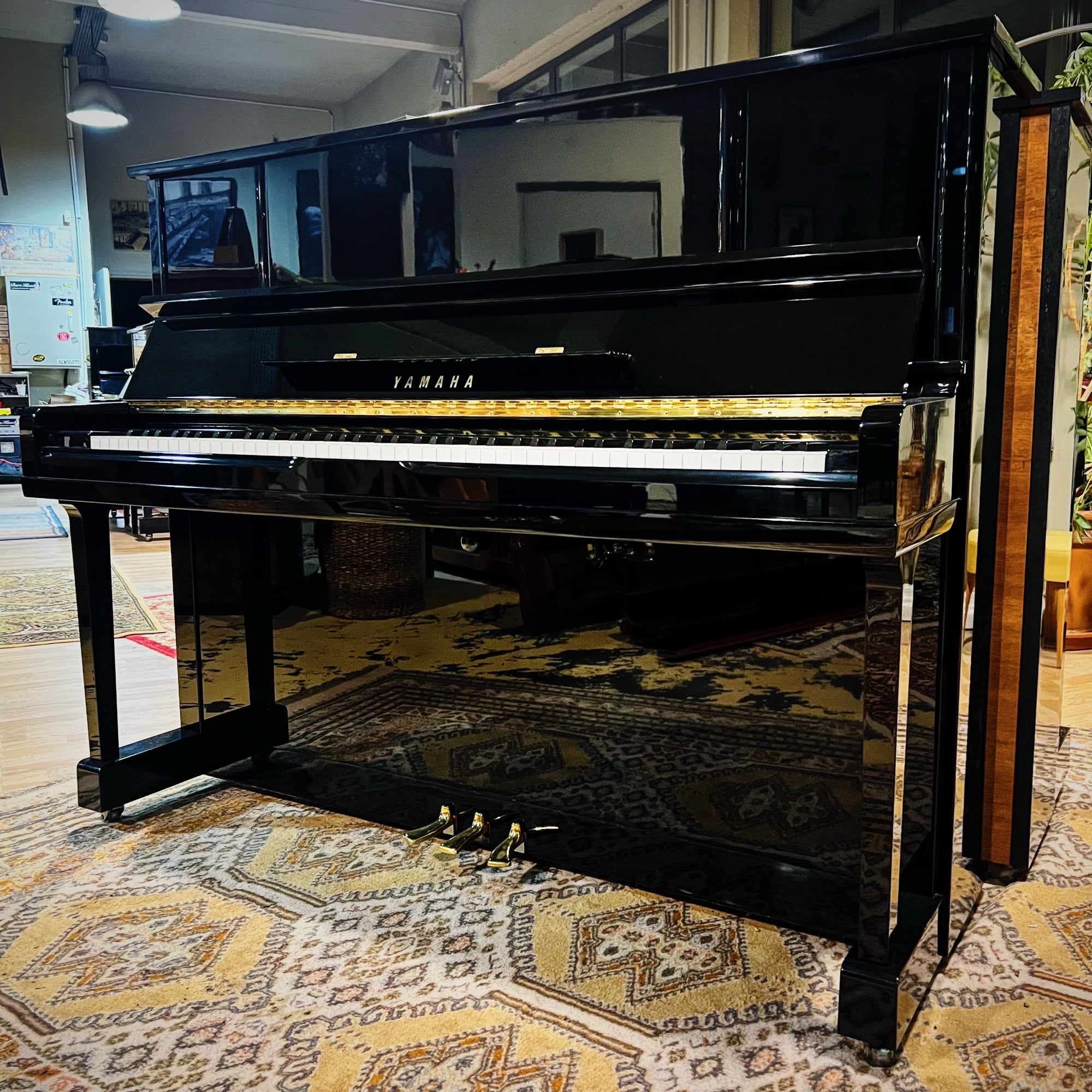 Piano droit Yamaha UX10BL d’occasion noir brillant, 121 cm, fabriqué au Japon en 1989, révisé dans l’atelier Bonnaventure à Caen.