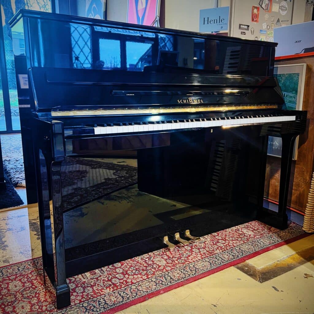 Piano droit Schimmel 118 Duo System noir brillant 118 cm fabriqué en Allemagne en 1989, équipé d’une mécanique Renner et du système Duo System breveté Schimmel.
