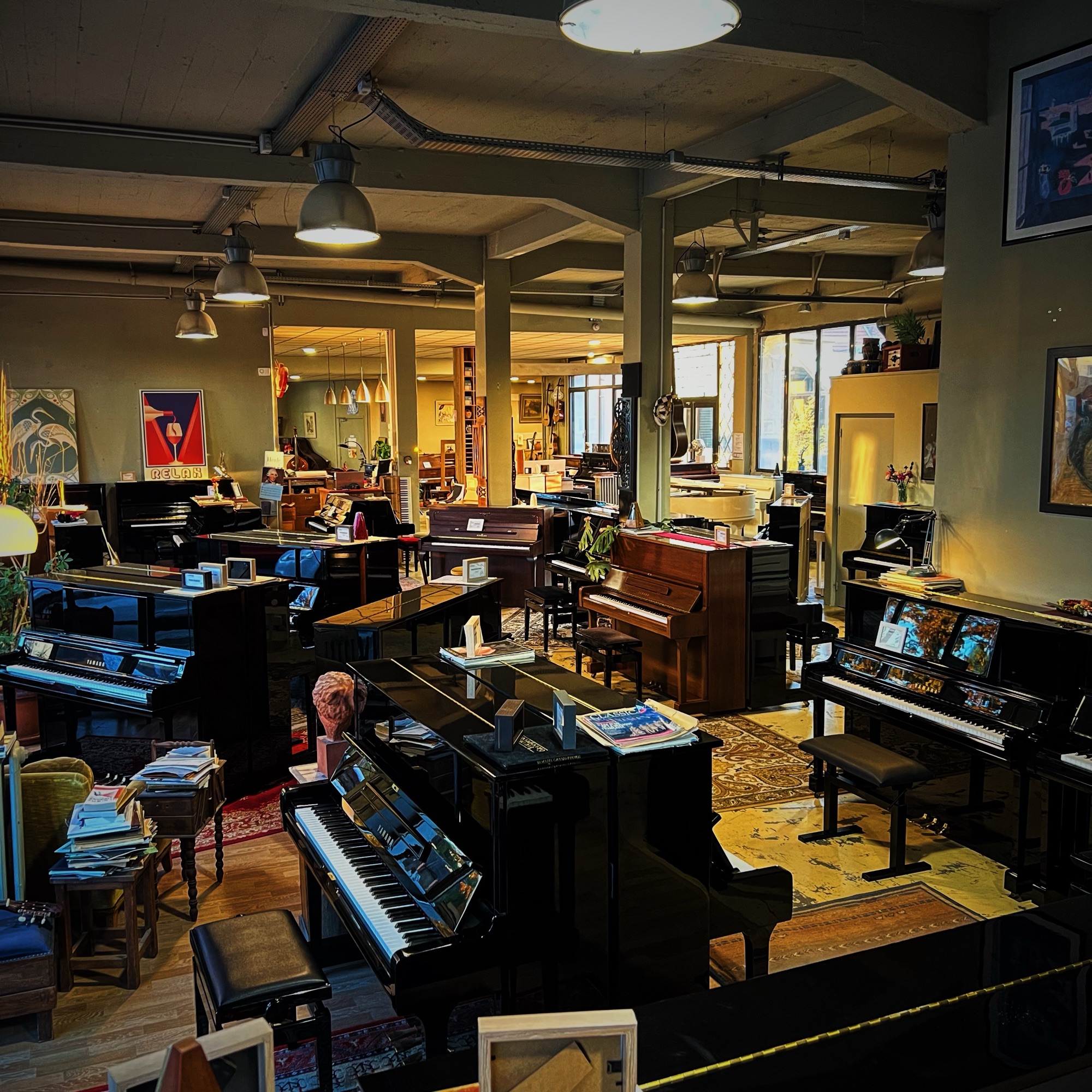Showroom Bonnaventure Piano à Caen présentant les meilleures marques de pianos d’occasion, droits et à queue