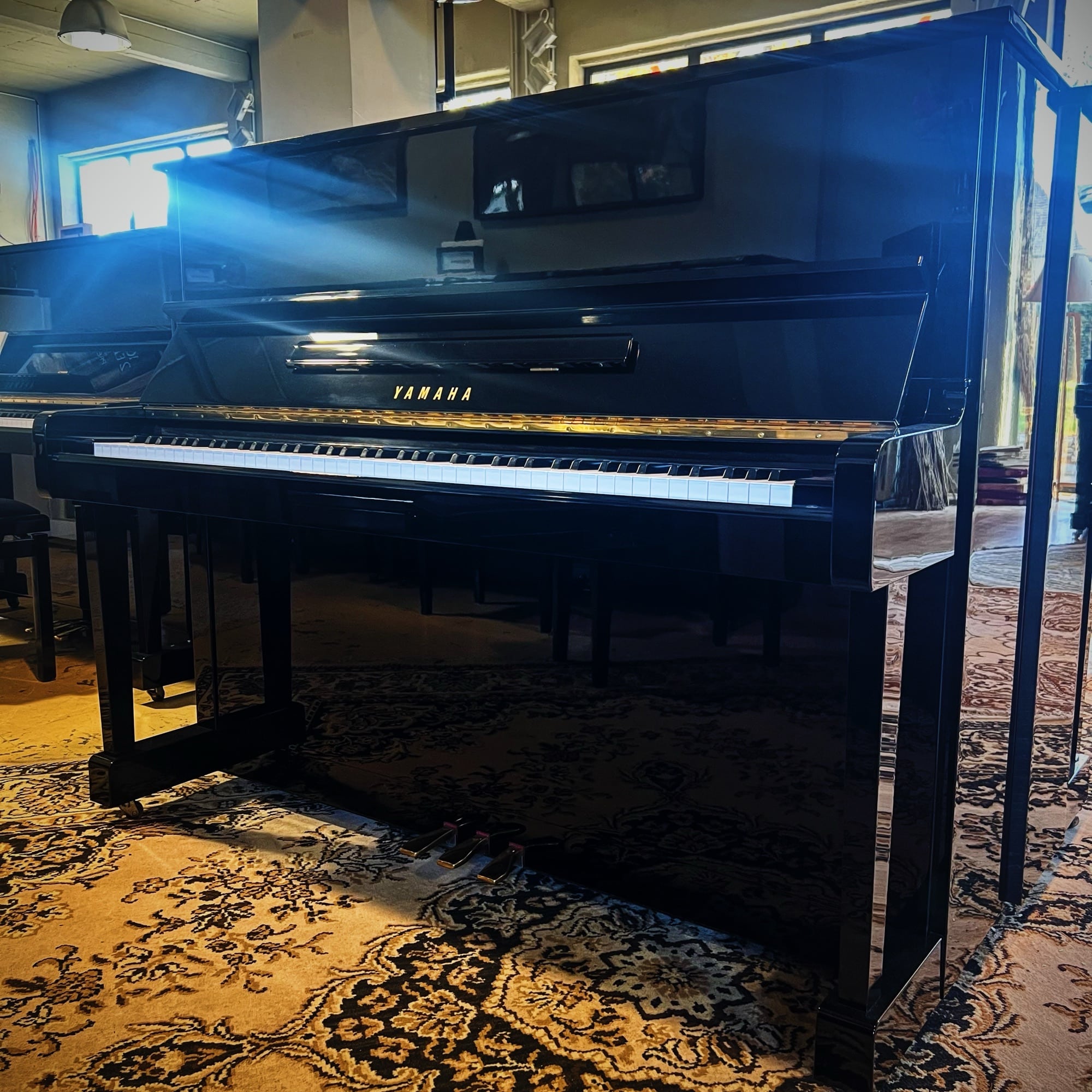 Piano droit Yamaha MC10A occasion noir brillant 121 cm, fabriqué au Japon en 1994