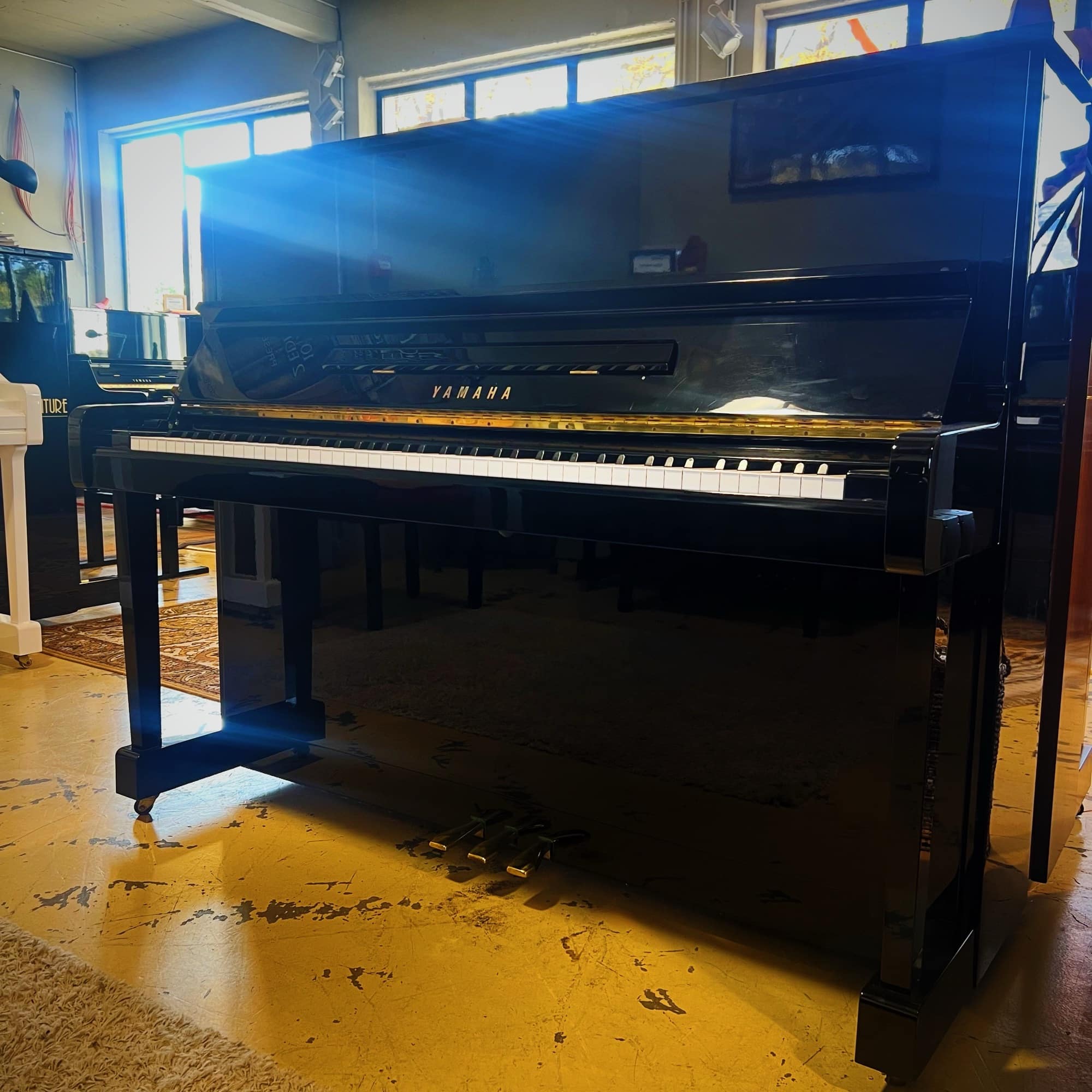 Piano droit Yamaha MC301 noir brillant 121 cm – Japon 1986.