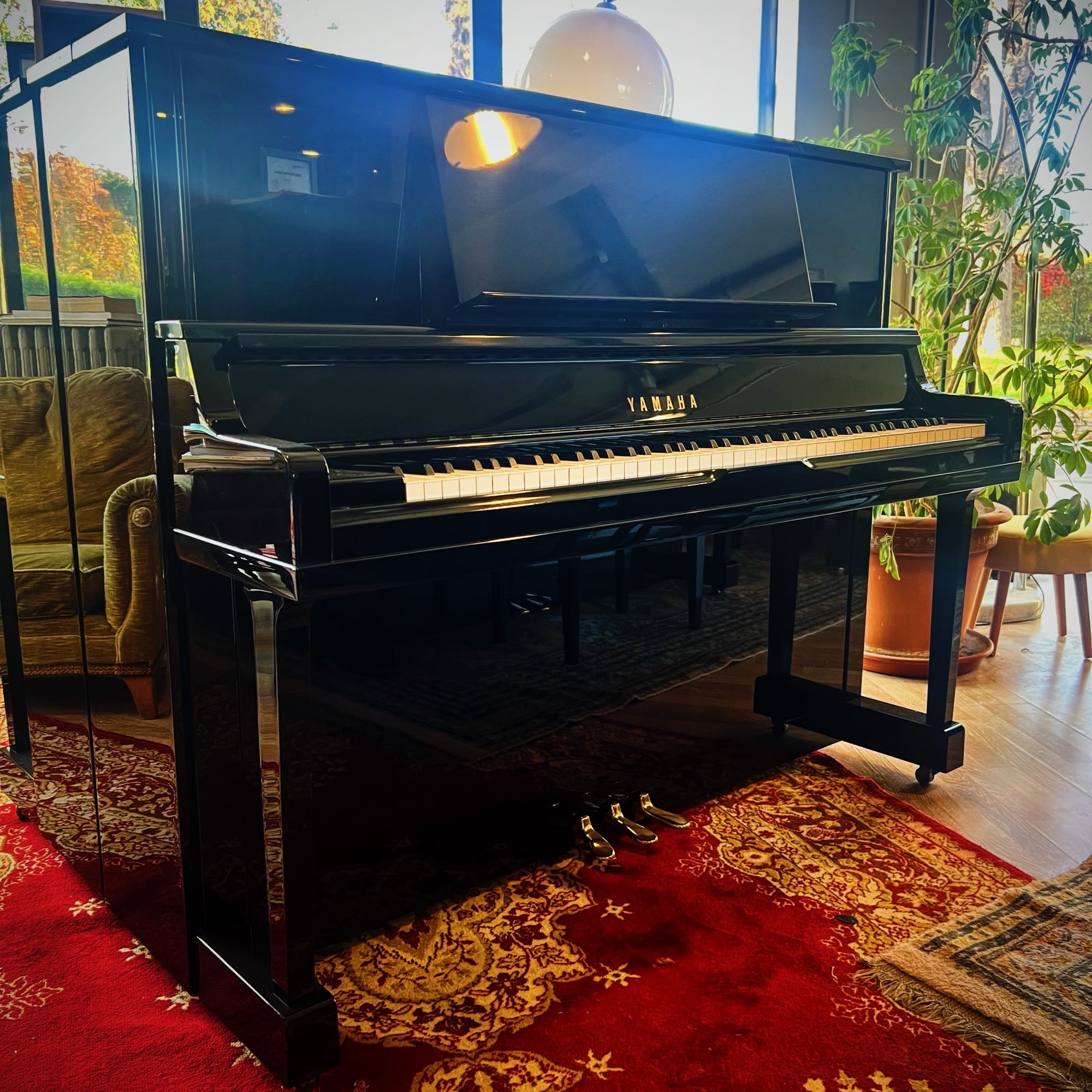 Piano droit Yamaha UX10A noir brillant 121 cm, fabriqué au Japon en 1990, avec barrage en croix et capodastre aigu épaissi.