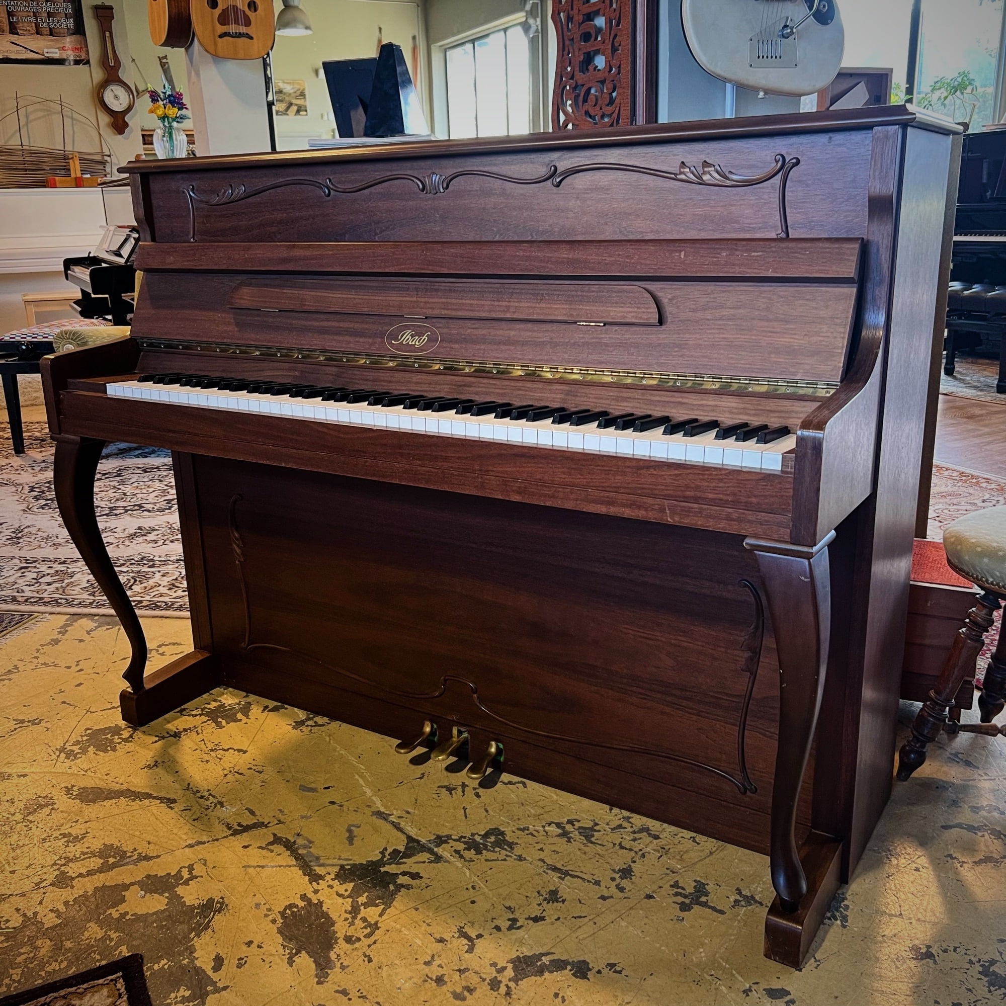 Piano droit Ibach 111 Chippendale d’occasion, fabrication allemande, finition noyer satiné, révisé en atelier Bonnaventure Piano à Caen