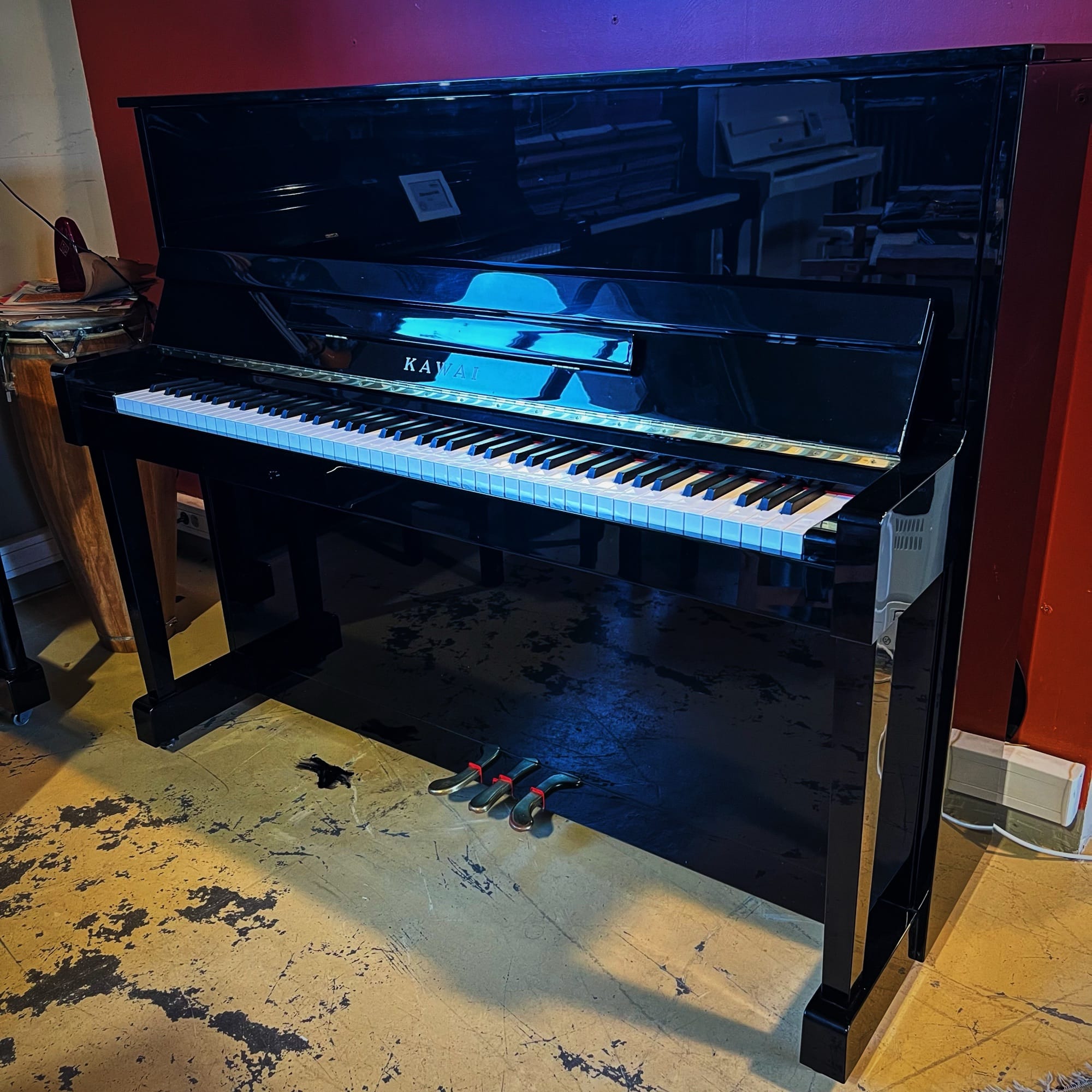 piano droit Kawai K25 d’occasion révisé dans l’atelier Bonnaventure Piano à Caen