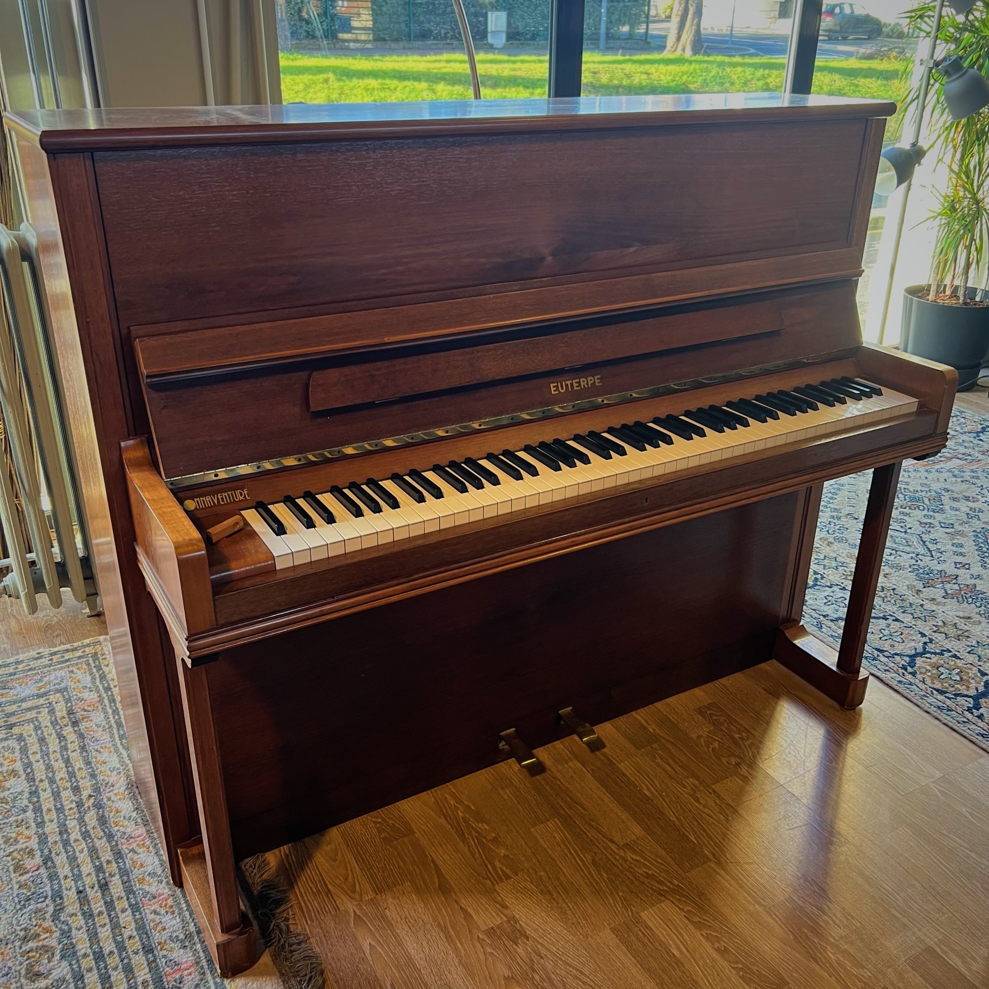 Piano droit Euterpe 123 d’occasion en noyer satiné, fabrication allemande Langlau, révisé et préparé en atelier à Caen.
