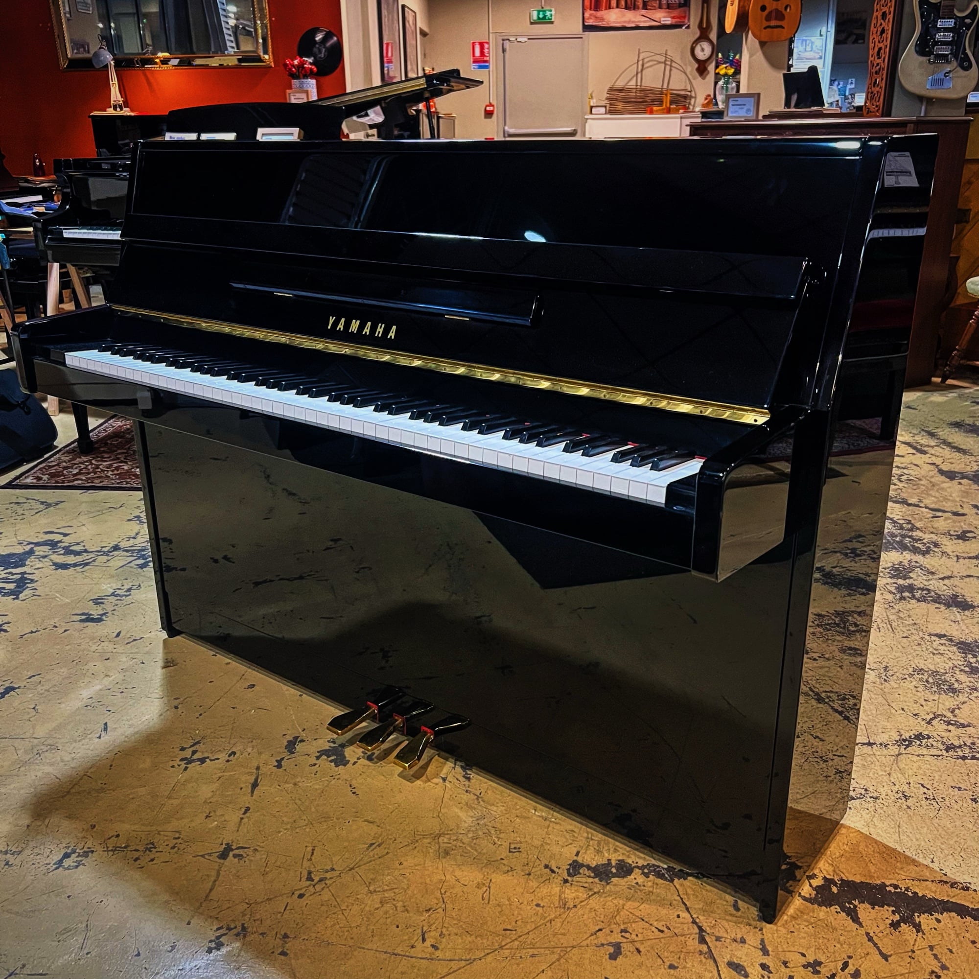 Piano droit Yamaha C109 d’occasion noir brillant fabriqué en Indonésie en 2002, révisé et préparé dans l’atelier Bonnaventure Piano à Caen