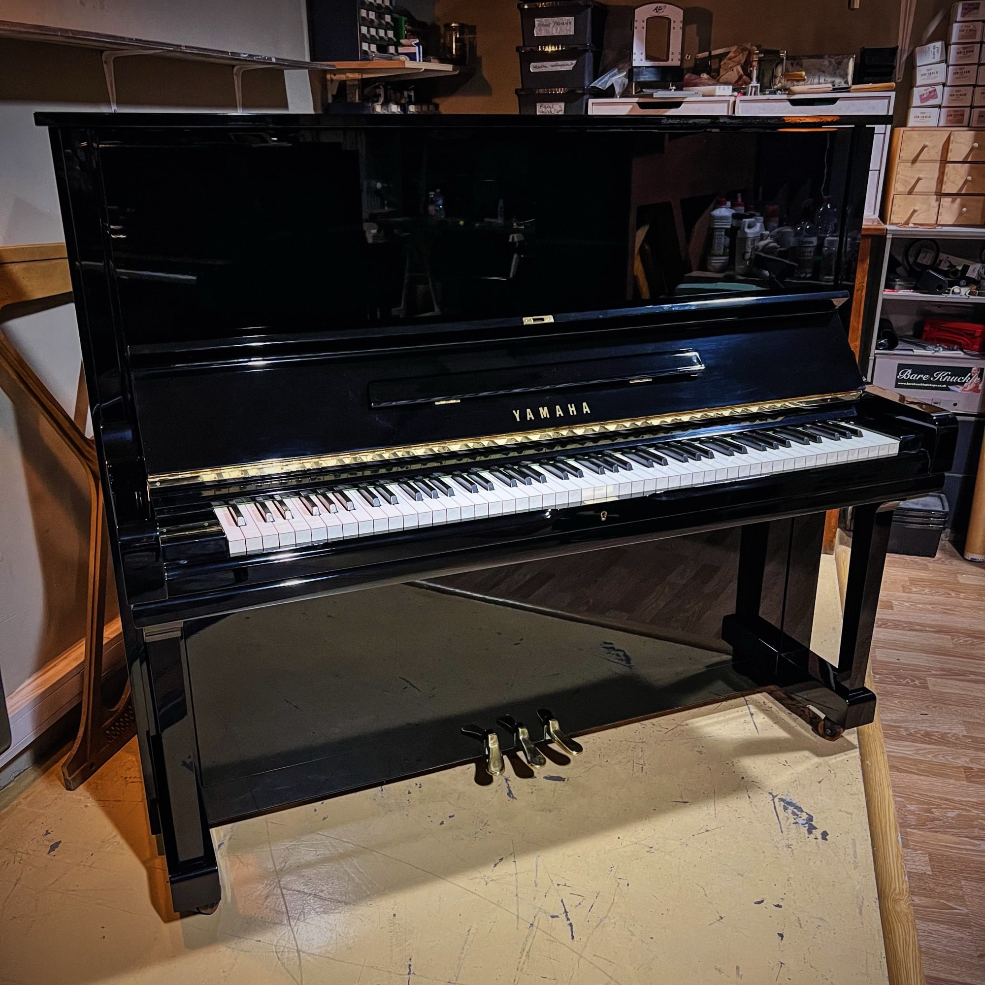 Piano droit Yamaha U3 d’occasion noir brillant 131 cm, Japon 1979, pédale tonale, préparé à l’atelier Bonnaventure Piano à Caen